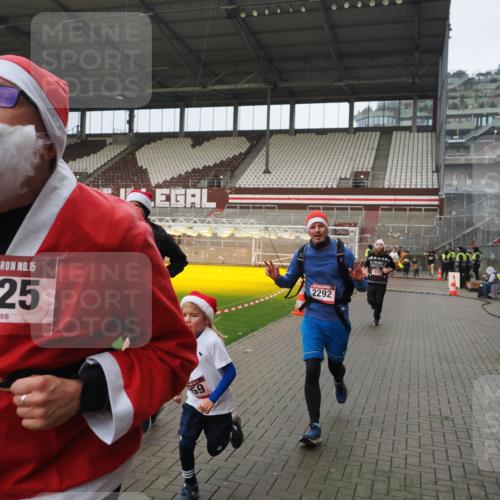 07.12.2025 - St. Pauli X-Mass-Run No. 15 Fabian Wolf http://msf.ph/oto/9420638 07.12.2025 11:40:57 Ziel 726, 727, 1277, 2199, 2292, 2294, 2425, 2865, 2947, 2976, 3259, 3592, 3619, 3912, 4608 meine-sportfotos.de