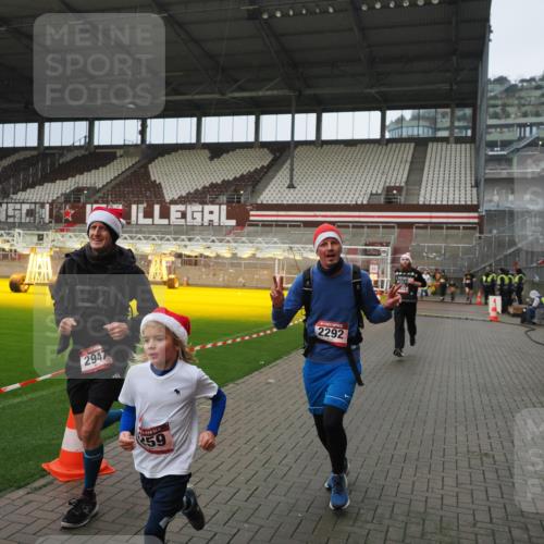 07.12.2025 - St. Pauli X-Mass-Run No. 15 Fabian Wolf http://msf.ph/oto/9420639 07.12.2025 11:40:57 Ziel 726, 727, 1277, 2199, 2292, 2294, 2425, 2865, 2947, 2976, 3259, 3592, 3619, 3912, 4608 meine-sportfotos.de