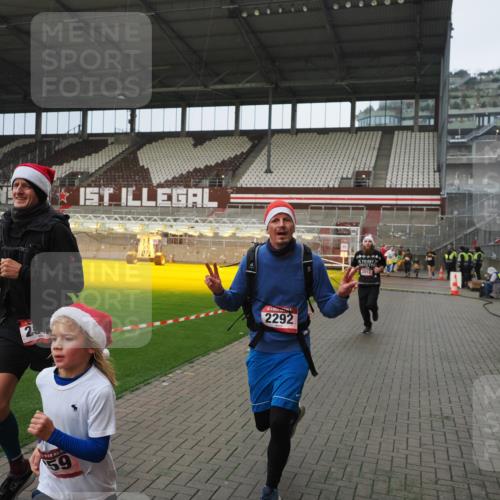 07.12.2025 - St. Pauli X-Mass-Run No. 15 Fabian Wolf http://msf.ph/oto/9420640 07.12.2025 11:40:57 Ziel 726, 727, 1277, 2199, 2292, 2294, 2425, 2865, 2947, 2976, 3259, 3592, 3619, 3912, 4608 meine-sportfotos.de