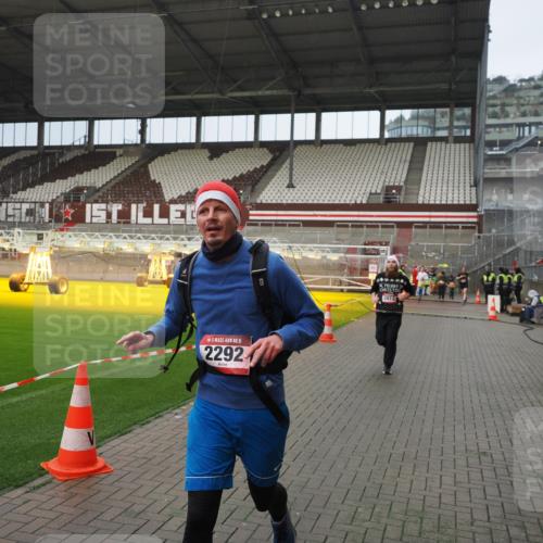 07.12.2025 - St. Pauli X-Mass-Run No. 15 Fabian Wolf http://msf.ph/oto/9420641 07.12.2025 11:40:58 Ziel 726, 727, 1277, 2199, 2292, 2294, 2425, 2865, 2947, 2976, 3259, 3592, 3619, 3912, 4608 meine-sportfotos.de