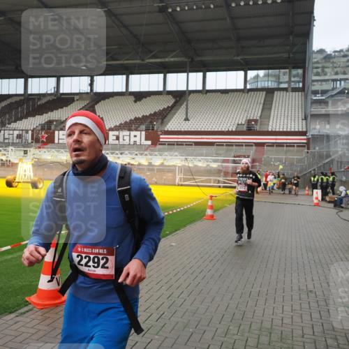 07.12.2025 - St. Pauli X-Mass-Run No. 15 Fabian Wolf http://msf.ph/oto/9420642 07.12.2025 11:40:58 Ziel 726, 727, 1277, 2199, 2292, 2294, 2425, 2865, 2947, 2976, 3259, 3592, 3619, 3912, 4608 meine-sportfotos.de