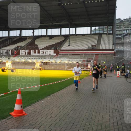 07.12.2025 - St. Pauli X-Mass-Run No. 15 Fabian Wolf http://msf.ph/oto/9420644 07.12.2025 11:41:03 Ziel 2292, 2294, 2425, 2708, 2710, 2947, 2976, 3259, 3592, 3619, 3880, 3885, 3912, 4608 meine-sportfotos.de