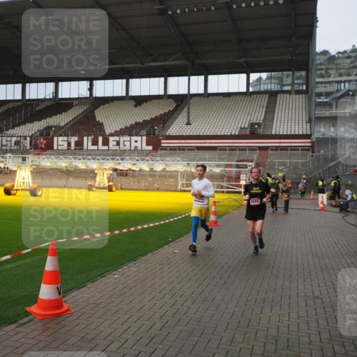 07.12.2025 - St. Pauli X-Mass-Run No. 15 Fabian Wolf http://msf.ph/oto/9420645 07.12.2025 11:41:04 Ziel 2292, 2294, 2425, 2708, 2710, 2947, 3259, 3592, 3619, 3880, 3885, 3912, 4608 meine-sportfotos.de