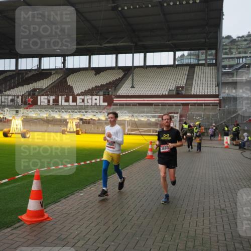 07.12.2025 - St. Pauli X-Mass-Run No. 15 Fabian Wolf http://msf.ph/oto/9420648 07.12.2025 11:41:04 Ziel 2292, 2294, 2425, 2708, 2710, 2947, 3259, 3592, 3619, 3880, 3885, 3912, 4608 meine-sportfotos.de