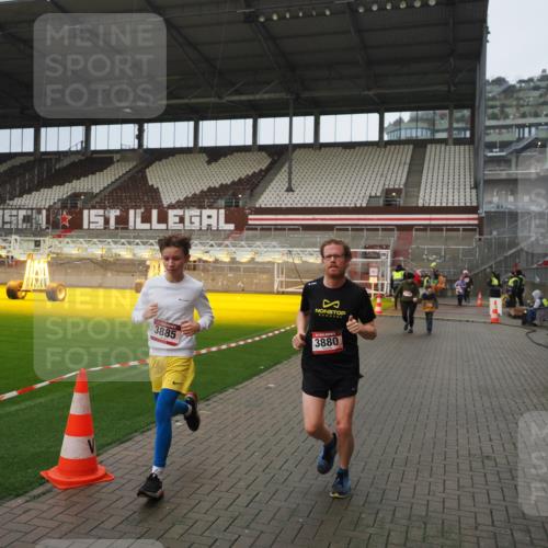 07.12.2025 - St. Pauli X-Mass-Run No. 15 Fabian Wolf http://msf.ph/oto/9420650 07.12.2025 11:41:05 Ziel 2292, 2294, 2425, 2708, 2710, 2947, 3259, 3592, 3619, 3880, 3885, 3912, 4608 meine-sportfotos.de