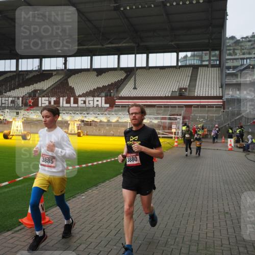 07.12.2025 - St. Pauli X-Mass-Run No. 15 Fabian Wolf http://msf.ph/oto/9420651 07.12.2025 11:41:05 Ziel 2292, 2294, 2425, 2708, 2710, 2947, 3259, 3592, 3619, 3880, 3885, 3912, 4608 meine-sportfotos.de