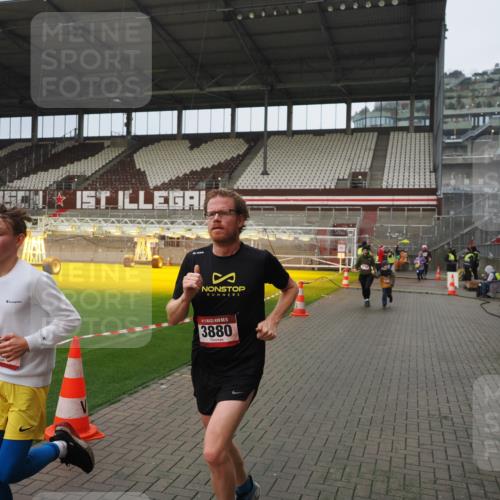 07.12.2025 - St. Pauli X-Mass-Run No. 15 Fabian Wolf http://msf.ph/oto/9420652 07.12.2025 11:41:05 Ziel 2292, 2294, 2425, 2708, 2710, 2947, 3259, 3592, 3619, 3880, 3885, 3912, 4608 meine-sportfotos.de
