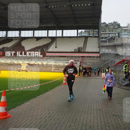 07.12.2025 - St. Pauli X-Mass-Run No. 15 Fabian Wolf http://msf.ph/oto/9420670 07.12.2025 11:41:18 Ziel 2465, 2466, 2470, 2471, 2476, 2479, 2708, 2710, 3153, 3505, 3747, 3748, 3880, 3885 meine-sportfotos.de