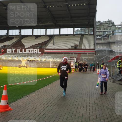 07.12.2025 - St. Pauli X-Mass-Run No. 15 Fabian Wolf http://msf.ph/oto/9420671 07.12.2025 11:41:18 Ziel 2465, 2466, 2470, 2471, 2476, 2479, 2708, 2710, 3153, 3505, 3747, 3748, 3880, 3885 meine-sportfotos.de