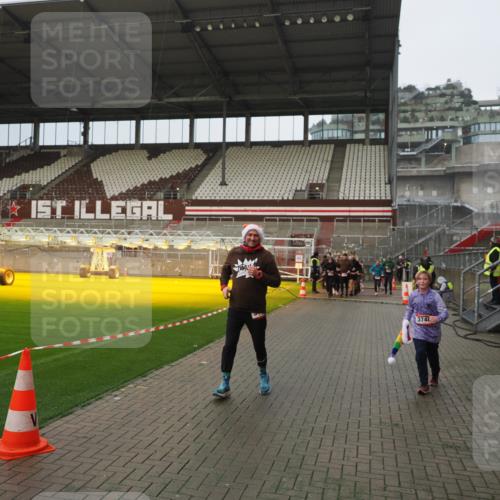 07.12.2025 - St. Pauli X-Mass-Run No. 15 Fabian Wolf http://msf.ph/oto/9420672 07.12.2025 11:41:18 Ziel 2465, 2466, 2470, 2471, 2476, 2479, 2708, 2710, 3153, 3505, 3747, 3748, 3880, 3885 meine-sportfotos.de