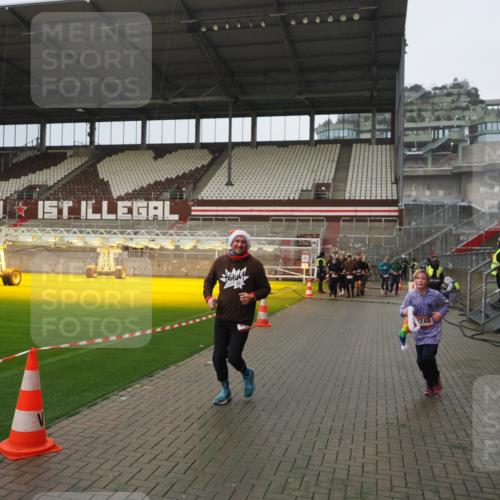 07.12.2025 - St. Pauli X-Mass-Run No. 15 Fabian Wolf http://msf.ph/oto/9420673 07.12.2025 11:41:18 Ziel 2465, 2466, 2470, 2471, 2476, 2479, 2708, 2710, 3153, 3505, 3747, 3748, 3880, 3885 meine-sportfotos.de