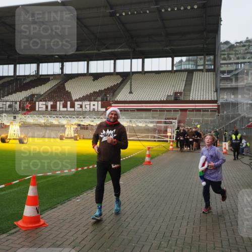 07.12.2025 - St. Pauli X-Mass-Run No. 15 Fabian Wolf http://msf.ph/oto/9420676 07.12.2025 11:41:19 Ziel 2465, 2466, 2470, 2471, 2476, 2479, 2491, 2708, 2710, 3153, 3204, 3505, 3747, 3748, 3880, 3885 meine-sportfotos.de