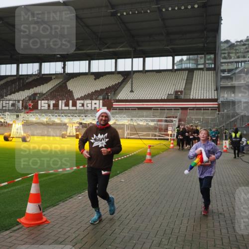 07.12.2025 - St. Pauli X-Mass-Run No. 15 Fabian Wolf http://msf.ph/oto/9420677 07.12.2025 11:41:19 Ziel 2465, 2466, 2470, 2471, 2476, 2479, 2491, 2708, 2710, 3153, 3204, 3505, 3747, 3748, 3880, 3885 meine-sportfotos.de