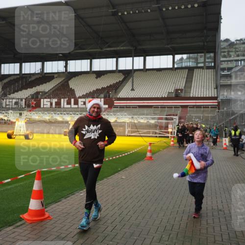 07.12.2025 - St. Pauli X-Mass-Run No. 15 Fabian Wolf http://msf.ph/oto/9420678 07.12.2025 11:41:19 Ziel 2465, 2466, 2470, 2471, 2476, 2479, 2491, 2708, 2710, 3153, 3204, 3505, 3747, 3748, 3880, 3885 meine-sportfotos.de