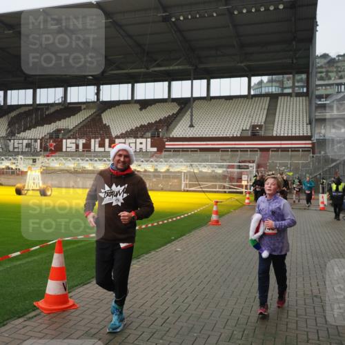 07.12.2025 - St. Pauli X-Mass-Run No. 15 Fabian Wolf http://msf.ph/oto/9420679 07.12.2025 11:41:20 Ziel 2465, 2466, 2470, 2471, 2476, 2479, 2491, 3153, 3204, 3505, 3747, 3748 meine-sportfotos.de