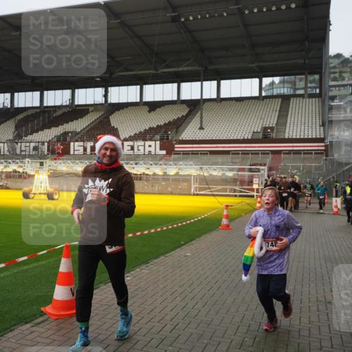 07.12.2025 - St. Pauli X-Mass-Run No. 15 Fabian Wolf http://msf.ph/oto/9420680 07.12.2025 11:41:20 Ziel 2465, 2466, 2470, 2471, 2476, 2479, 2491, 3153, 3204, 3505, 3747, 3748 meine-sportfotos.de