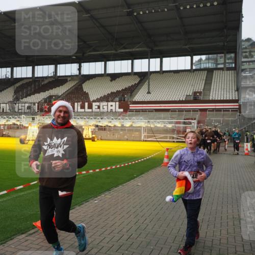 07.12.2025 - St. Pauli X-Mass-Run No. 15 Fabian Wolf http://msf.ph/oto/9420681 07.12.2025 11:41:20 Ziel 2465, 2466, 2470, 2471, 2476, 2479, 2491, 3153, 3204, 3505, 3747, 3748 meine-sportfotos.de