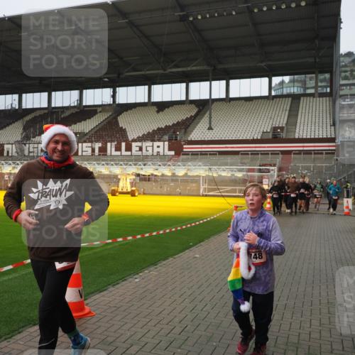 07.12.2025 - St. Pauli X-Mass-Run No. 15 Fabian Wolf http://msf.ph/oto/9420682 07.12.2025 11:41:20 Ziel 2465, 2466, 2470, 2471, 2476, 2479, 2491, 3153, 3204, 3505, 3747, 3748 meine-sportfotos.de