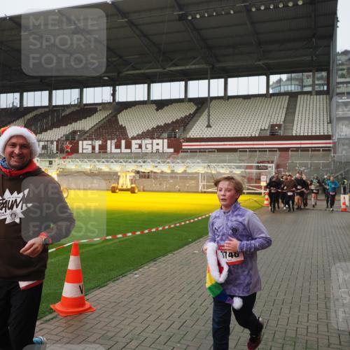 07.12.2025 - St. Pauli X-Mass-Run No. 15 Fabian Wolf http://msf.ph/oto/9420683 07.12.2025 11:41:20 Ziel 2465, 2466, 2470, 2471, 2476, 2479, 2491, 3153, 3204, 3505, 3747, 3748 meine-sportfotos.de