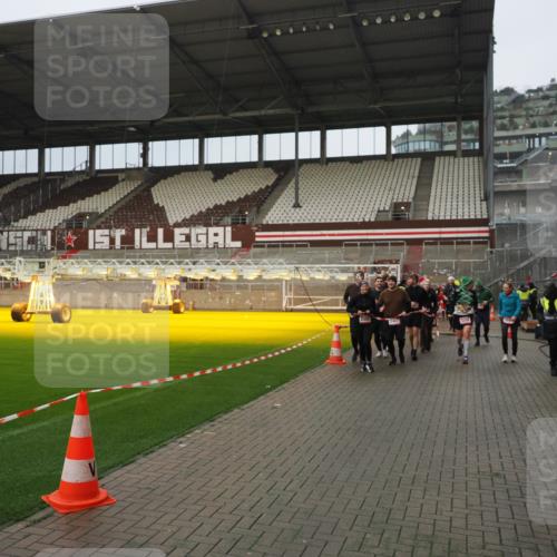 07.12.2025 - St. Pauli X-Mass-Run No. 15 Fabian Wolf http://msf.ph/oto/9420692 07.12.2025 11:41:24 Ziel 2465, 2466, 2470, 2471, 2476, 2479, 2491, 3153, 3204, 3505, 3532, 3747, 3748 meine-sportfotos.de