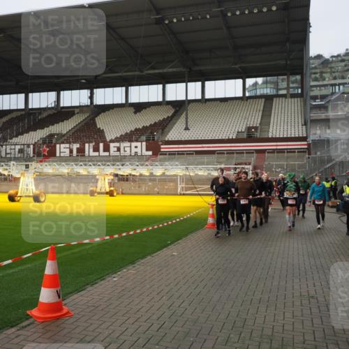 07.12.2025 - St. Pauli X-Mass-Run No. 15 Fabian Wolf http://msf.ph/oto/9420694 07.12.2025 11:41:24 Ziel 2465, 2466, 2470, 2471, 2476, 2479, 2491, 3153, 3204, 3505, 3532, 3747, 3748 meine-sportfotos.de