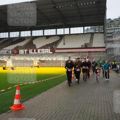 07.12.2025 - St. Pauli X-Mass-Run No. 15 Fabian Wolf http://msf.ph/oto/9420699 07.12.2025 11:41:25 Ziel 2465, 2466, 2470, 2471, 2476, 2479, 2491, 3153, 3204, 3393, 3505, 3532, 3747, 3748 meine-sportfotos.de