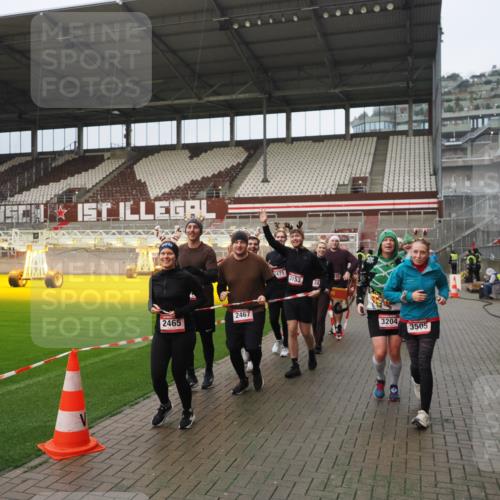 07.12.2025 - St. Pauli X-Mass-Run No. 15 Fabian Wolf http://msf.ph/oto/9420709 07.12.2025 11:41:28 Ziel 2465, 2466, 2470, 2471, 2476, 2479, 2491, 3153, 3204, 3393, 3505, 3532, 3732 meine-sportfotos.de