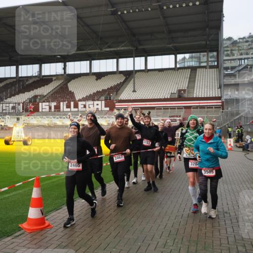 07.12.2025 - St. Pauli X-Mass-Run No. 15 Fabian Wolf http://msf.ph/oto/9420710 07.12.2025 11:41:28 Ziel 2465, 2466, 2470, 2471, 2476, 2479, 2491, 3153, 3204, 3393, 3505, 3532, 3732 meine-sportfotos.de