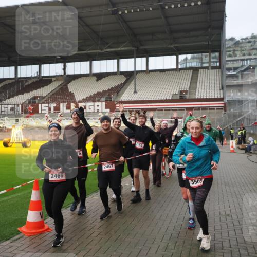 07.12.2025 - St. Pauli X-Mass-Run No. 15 Fabian Wolf http://msf.ph/oto/9420712 07.12.2025 11:41:29 Ziel 1801, 2465, 2466, 2470, 2471, 2476, 2479, 2491, 3153, 3204, 3393, 3505, 3532, 3732, 3755, 3764, 3784 meine-sportfotos.de