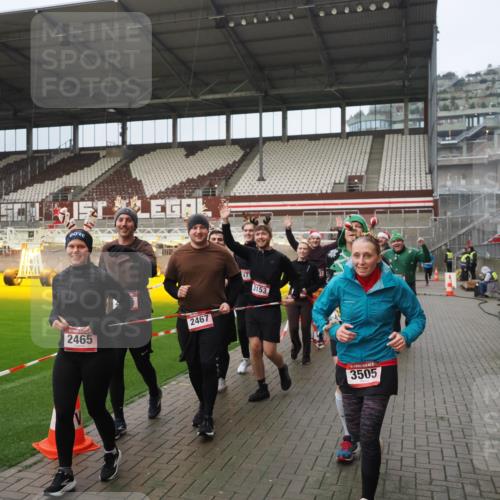 07.12.2025 - St. Pauli X-Mass-Run No. 15 Fabian Wolf http://msf.ph/oto/9420713 07.12.2025 11:41:29 Ziel 1801, 2465, 2466, 2470, 2471, 2476, 2479, 2491, 3153, 3204, 3393, 3505, 3532, 3732, 3755, 3764, 3784 meine-sportfotos.de