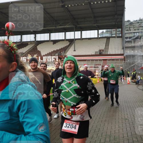 07.12.2025 - St. Pauli X-Mass-Run No. 15 Fabian Wolf http://msf.ph/oto/9420715 07.12.2025 11:41:30 Ziel 1801, 2465, 2466, 2470, 2471, 2476, 2479, 2491, 3153, 3204, 3393, 3505, 3532, 3732, 3755, 3757, 3764, 3784 meine-sportfotos.de