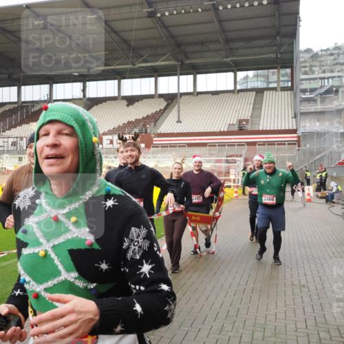 07.12.2025 - St. Pauli X-Mass-Run No. 15 Fabian Wolf http://msf.ph/oto/9420717 07.12.2025 11:41:30 Ziel 1801, 2465, 2466, 2470, 2471, 2476, 2479, 2491, 3153, 3204, 3393, 3505, 3532, 3732, 3755, 3757, 3764, 3784 meine-sportfotos.de