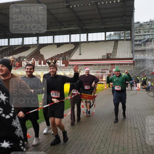 07.12.2025 - St. Pauli X-Mass-Run No. 15 Fabian Wolf http://msf.ph/oto/9420718 07.12.2025 11:41:30 Ziel 1801, 2465, 2466, 2470, 2471, 2476, 2479, 2491, 3153, 3204, 3393, 3505, 3532, 3732, 3755, 3757, 3764, 3784 meine-sportfotos.de