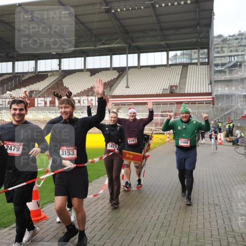 07.12.2025 - St. Pauli X-Mass-Run No. 15 Fabian Wolf http://msf.ph/oto/9420720 07.12.2025 11:41:31 Ziel 1801, 2465, 2466, 2470, 2471, 2476, 2479, 2491, 3153, 3204, 3393, 3505, 3532, 3732, 3755, 3757, 3764, 3784 meine-sportfotos.de