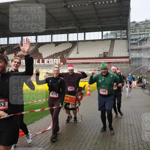 07.12.2025 - St. Pauli X-Mass-Run No. 15 Fabian Wolf http://msf.ph/oto/9420722 07.12.2025 11:41:31 Ziel 1801, 2465, 2466, 2470, 2471, 2476, 2479, 2491, 3153, 3204, 3393, 3505, 3532, 3732, 3755, 3757, 3764, 3784 meine-sportfotos.de
