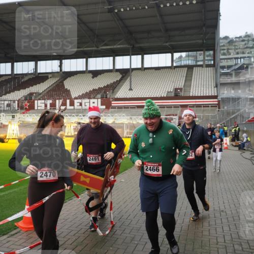07.12.2025 - St. Pauli X-Mass-Run No. 15 Fabian Wolf http://msf.ph/oto/9420723 07.12.2025 11:41:32 Ziel 1801, 2465, 2466, 2470, 2471, 2476, 2479, 2491, 3153, 3204, 3393, 3505, 3532, 3732, 3755, 3757, 3764, 3784 meine-sportfotos.de