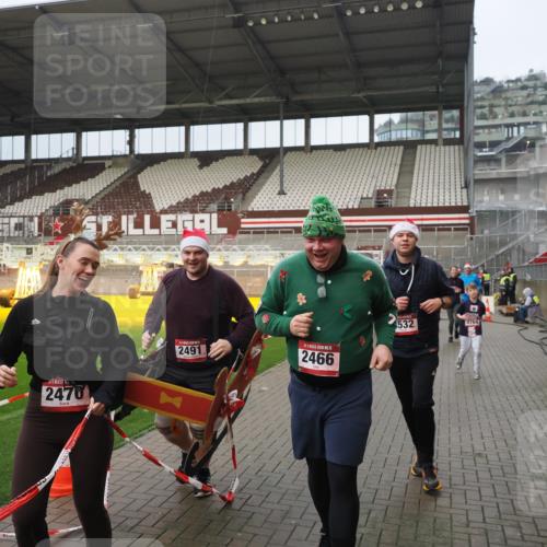 07.12.2025 - St. Pauli X-Mass-Run No. 15 Fabian Wolf http://msf.ph/oto/9420724 07.12.2025 11:41:32 Ziel 1801, 2465, 2466, 2470, 2471, 2476, 2479, 2491, 3153, 3204, 3393, 3505, 3532, 3732, 3755, 3757, 3764, 3784 meine-sportfotos.de