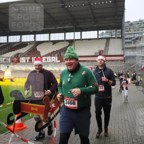 07.12.2025 - St. Pauli X-Mass-Run No. 15 Fabian Wolf http://msf.ph/oto/9420726 07.12.2025 11:41:33 Ziel 1801, 2465, 2466, 2470, 2471, 2476, 2479, 2491, 3153, 3204, 3393, 3505, 3532, 3732, 3755, 3757, 3764, 3784 meine-sportfotos.de