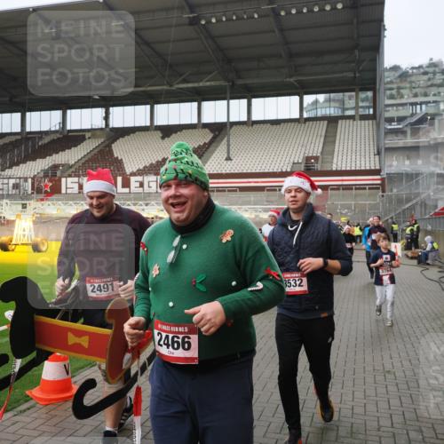 07.12.2025 - St. Pauli X-Mass-Run No. 15 Fabian Wolf http://msf.ph/oto/9420727 07.12.2025 11:41:33 Ziel 1801, 2465, 2466, 2470, 2471, 2476, 2479, 2491, 3153, 3204, 3393, 3505, 3532, 3732, 3755, 3757, 3764, 3784 meine-sportfotos.de