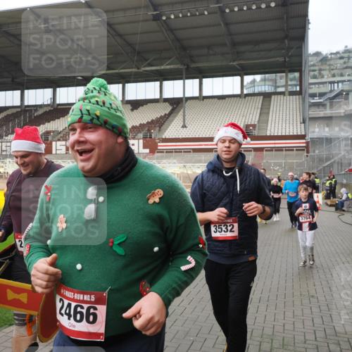 07.12.2025 - St. Pauli X-Mass-Run No. 15 Fabian Wolf http://msf.ph/oto/9420729 07.12.2025 11:41:33 Ziel 1801, 2465, 2466, 2470, 2471, 2476, 2479, 2491, 3153, 3204, 3393, 3505, 3532, 3732, 3755, 3757, 3764, 3784 meine-sportfotos.de