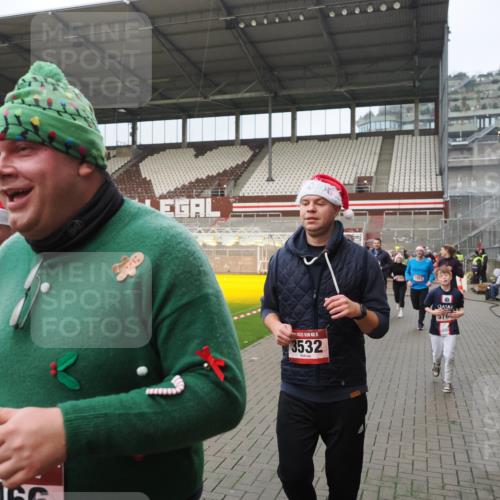 07.12.2025 - St. Pauli X-Mass-Run No. 15 Fabian Wolf http://msf.ph/oto/9420730 07.12.2025 11:41:34 Ziel 1801, 2465, 2466, 2470, 2471, 2476, 2479, 2491, 3153, 3204, 3393, 3505, 3532, 3732, 3755, 3757, 3764, 3784 meine-sportfotos.de