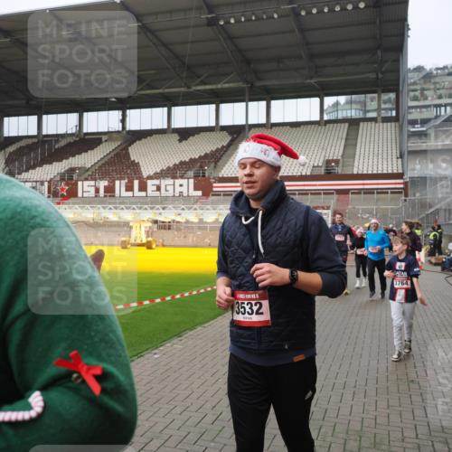 07.12.2025 - St. Pauli X-Mass-Run No. 15 Fabian Wolf http://msf.ph/oto/9420731 07.12.2025 11:41:34 Ziel 1801, 2465, 2466, 2470, 2471, 2476, 2479, 2491, 3153, 3204, 3393, 3505, 3532, 3732, 3755, 3757, 3764, 3784 meine-sportfotos.de
