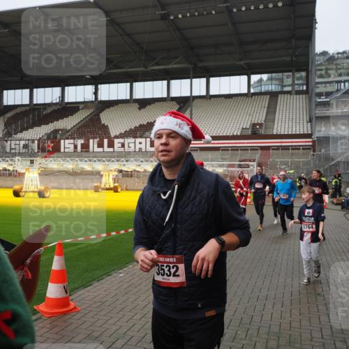 07.12.2025 - St. Pauli X-Mass-Run No. 15 Fabian Wolf http://msf.ph/oto/9420732 07.12.2025 11:41:34 Ziel 1801, 2465, 2466, 2470, 2471, 2476, 2479, 2491, 3153, 3204, 3393, 3505, 3532, 3732, 3755, 3757, 3764, 3784 meine-sportfotos.de