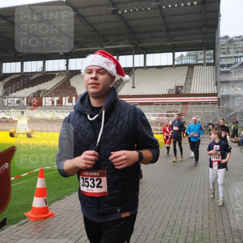 07.12.2025 - St. Pauli X-Mass-Run No. 15 Fabian Wolf http://msf.ph/oto/9420733 07.12.2025 11:41:34 Ziel 1801, 2465, 2466, 2470, 2471, 2476, 2479, 2491, 3153, 3204, 3393, 3505, 3532, 3732, 3755, 3757, 3764, 3784 meine-sportfotos.de