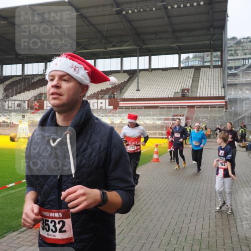 07.12.2025 - St. Pauli X-Mass-Run No. 15 Fabian Wolf http://msf.ph/oto/9420734 07.12.2025 11:41:34 Ziel 1801, 2465, 2466, 2470, 2471, 2476, 2479, 2491, 3153, 3204, 3393, 3505, 3532, 3732, 3755, 3757, 3764, 3784 meine-sportfotos.de