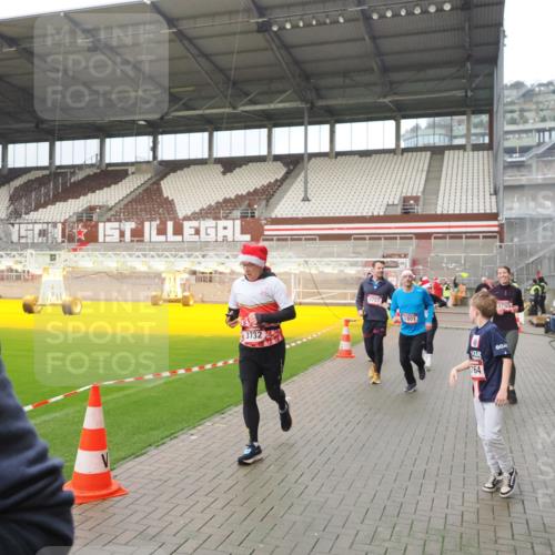 07.12.2025 - St. Pauli X-Mass-Run No. 15 Fabian Wolf http://msf.ph/oto/9420736 07.12.2025 11:41:35 Ziel 1801, 2465, 2466, 2470, 2471, 2476, 2479, 2491, 3153, 3204, 3393, 3505, 3532, 3555, 3732, 3755, 3757, 3764, 3784 meine-sportfotos.de
