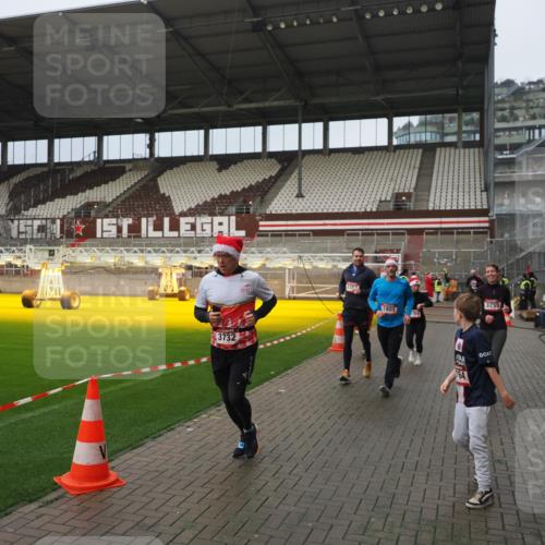 07.12.2025 - St. Pauli X-Mass-Run No. 15 Fabian Wolf http://msf.ph/oto/9420737 07.12.2025 11:41:35 Ziel 1801, 2465, 2466, 2470, 2471, 2476, 2479, 2491, 3153, 3204, 3393, 3505, 3532, 3555, 3732, 3755, 3757, 3764, 3784 meine-sportfotos.de
