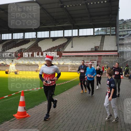 07.12.2025 - St. Pauli X-Mass-Run No. 15 Fabian Wolf http://msf.ph/oto/9420738 07.12.2025 11:41:35 Ziel 1801, 2465, 2466, 2470, 2471, 2476, 2479, 2491, 3153, 3204, 3393, 3505, 3532, 3555, 3732, 3755, 3757, 3764, 3784 meine-sportfotos.de