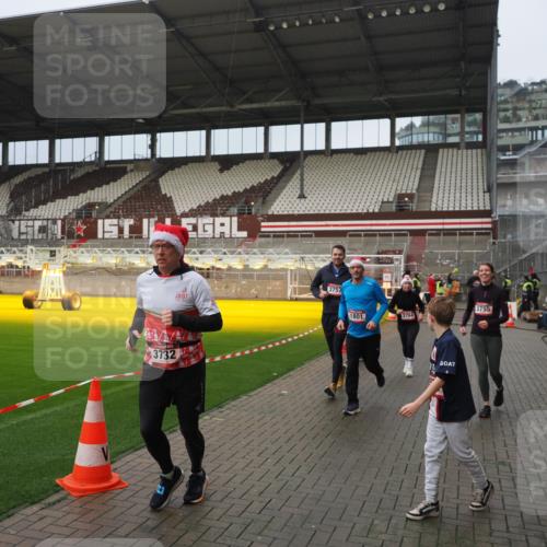 07.12.2025 - St. Pauli X-Mass-Run No. 15 Fabian Wolf http://msf.ph/oto/9420739 07.12.2025 11:41:35 Ziel 1801, 2465, 2466, 2470, 2471, 2476, 2479, 2491, 3153, 3204, 3393, 3505, 3532, 3555, 3732, 3755, 3757, 3764, 3784 meine-sportfotos.de