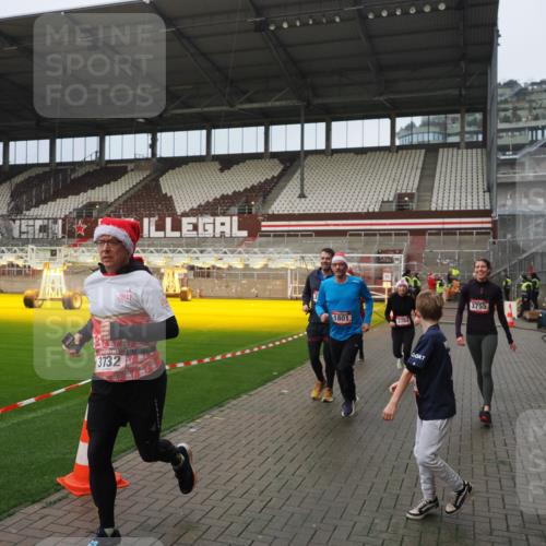 07.12.2025 - St. Pauli X-Mass-Run No. 15 Fabian Wolf http://msf.ph/oto/9420740 07.12.2025 11:41:36 Ziel 1801, 2231, 2466, 2470, 2471, 2476, 2479, 2491, 3153, 3204, 3393, 3505, 3532, 3555, 3732, 3755, 3757, 3764, 3784 meine-sportfotos.de